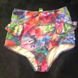 Kortni Jeane hip ruffle bottoms size small